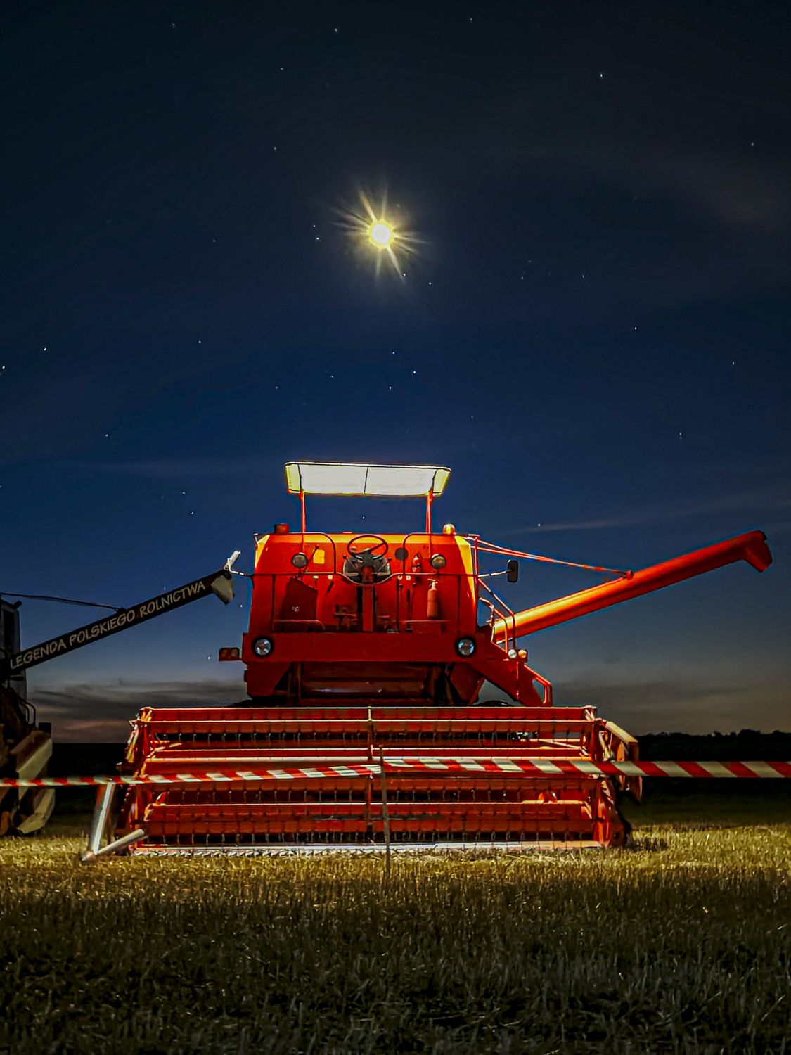 Kombajn Bizon nocą, pod księżycem